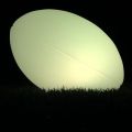 Ballon de rugby lumineux sous la lune