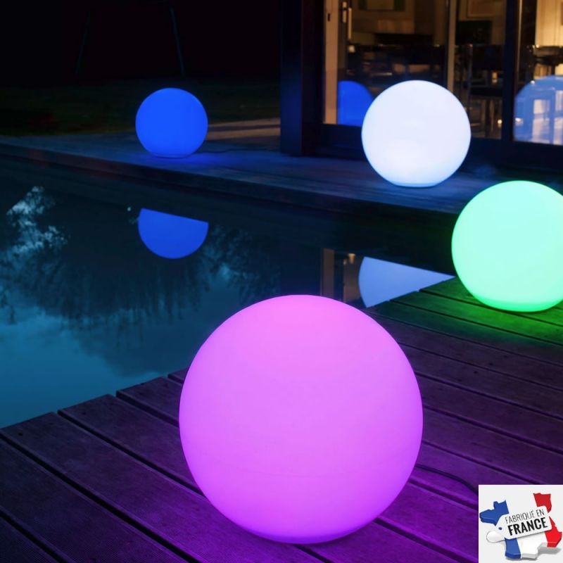 Les boule lumineuse pour piscine : un éclairage design sur l'eau