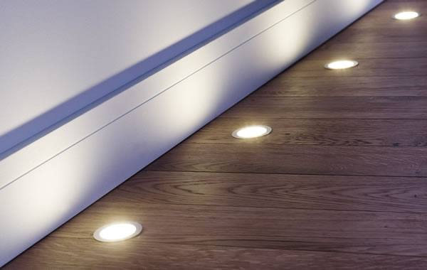 Spots LED encastrés dans couloir